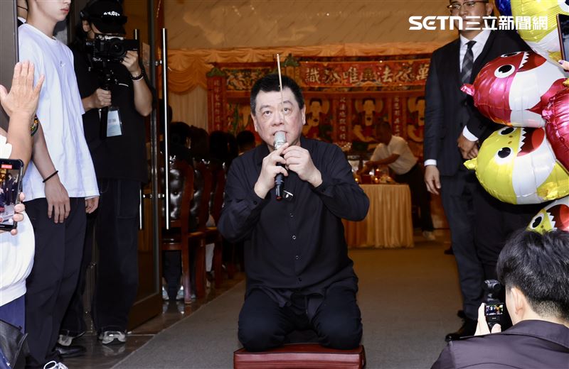 主持與法會場景