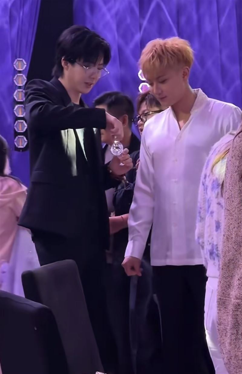 劉宇寧(左)幫黃子韜添酒