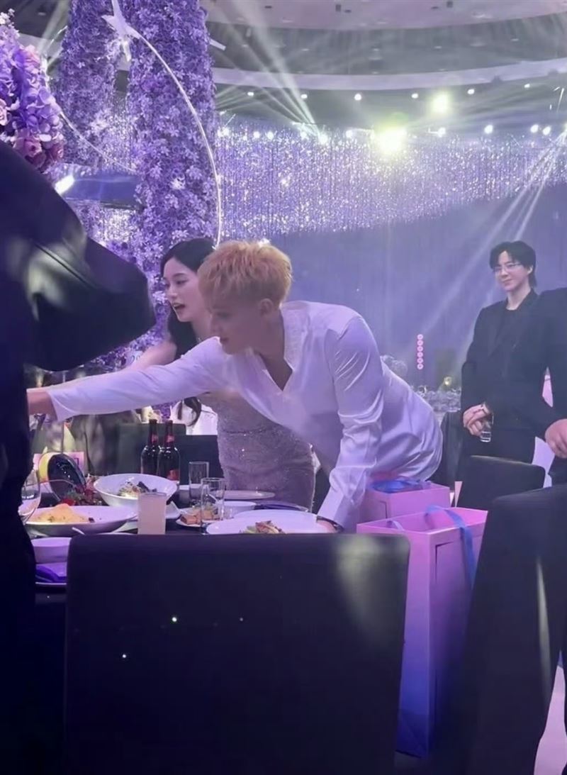 劉宇寧陪著黃子韜敬酒