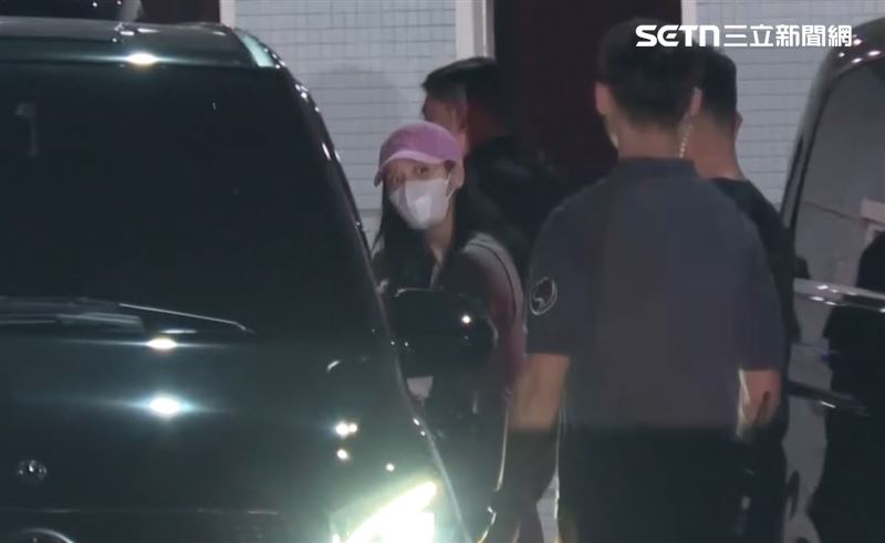 Jisoo粉色上衣亮相