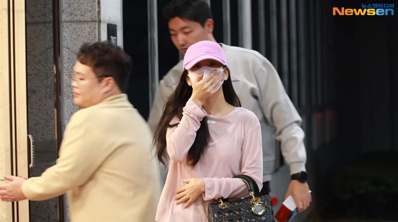 Jisoo向媒體鞠躬