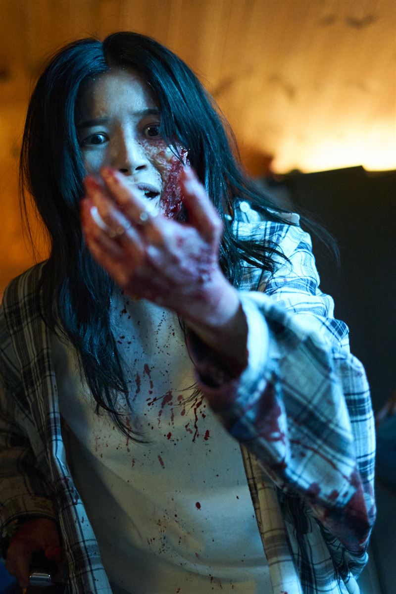 頌樂与工作人員拍攝現場撞鬼情景