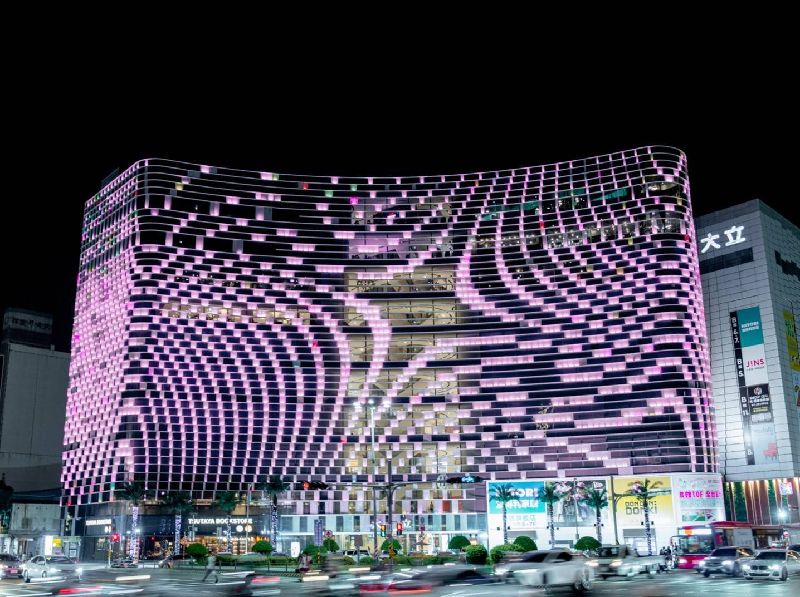 BLACKPINK重返世運，高雄多處響應點粉紅燈光