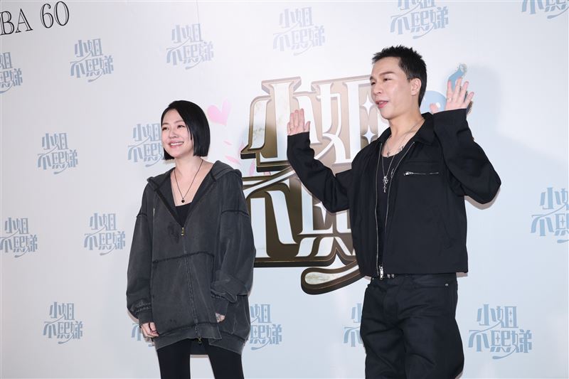 小S接受媒體訪問的畫面