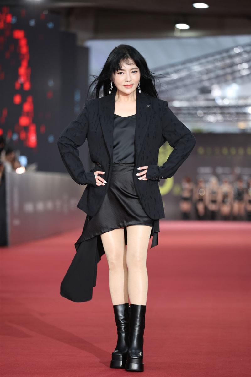 唐綺陽紅毯造型