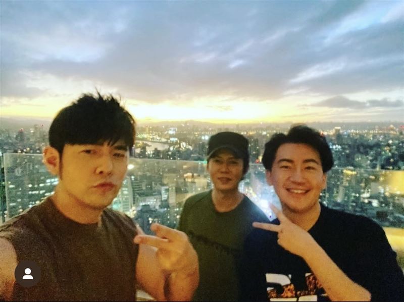 周杰伦与蔡威澤合照