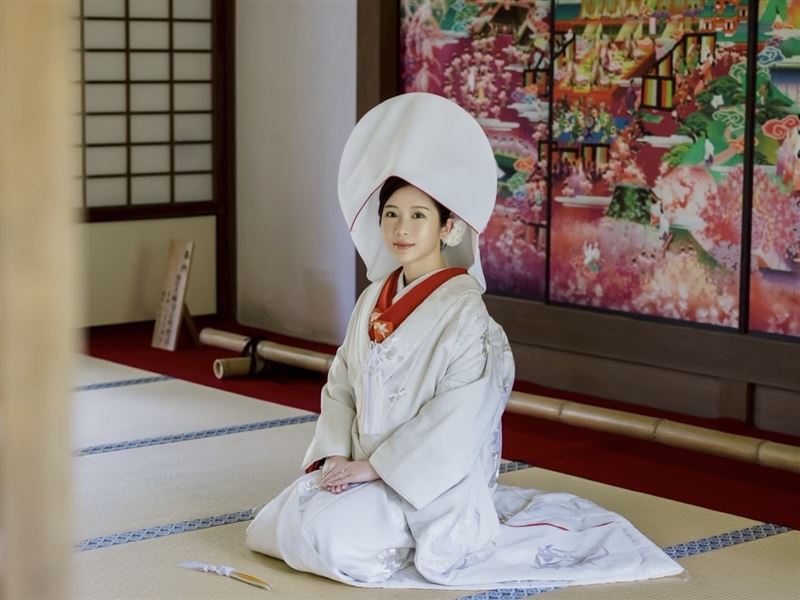 鄭家純穿白無垢