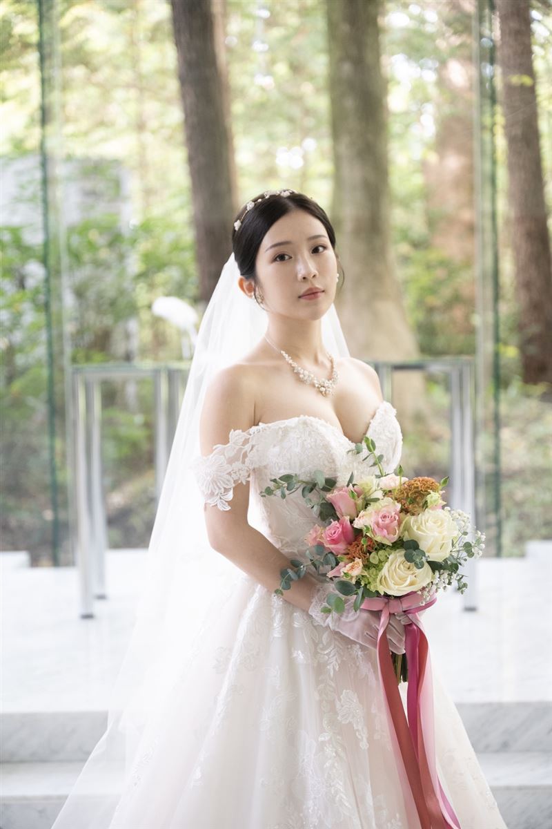 鄭家純婚禮展露美胸