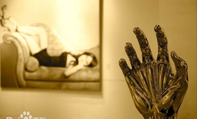 从创意圣地到恐怖传说的对比图