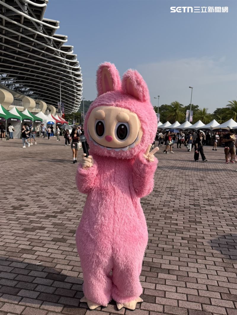 超巨大粉紅Labubu在場外出現