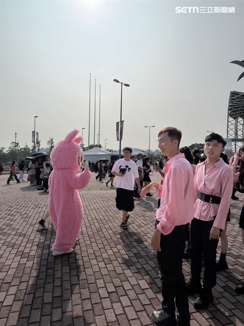 超巨大Labubu在場外與粉絲互動