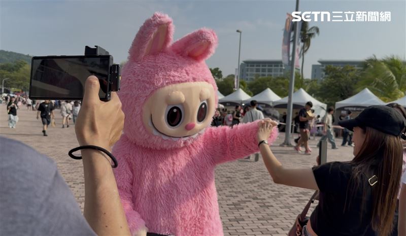 還有不少Lisa的粉絲主動找Labubu合影、比愛心