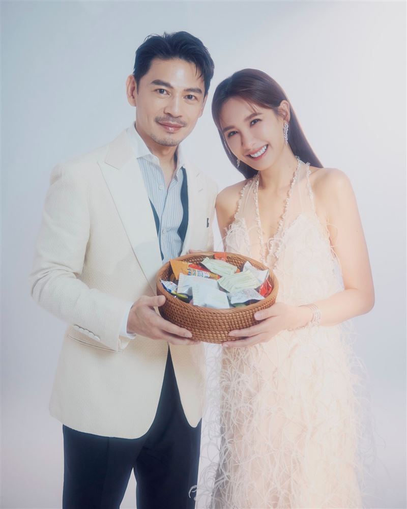 安心亞與阿Ken紅毯照