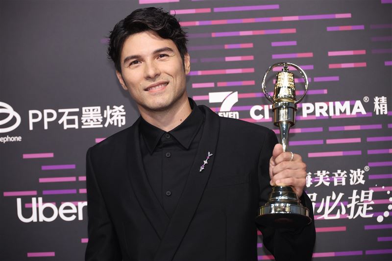 鳳小岳拿奖照片