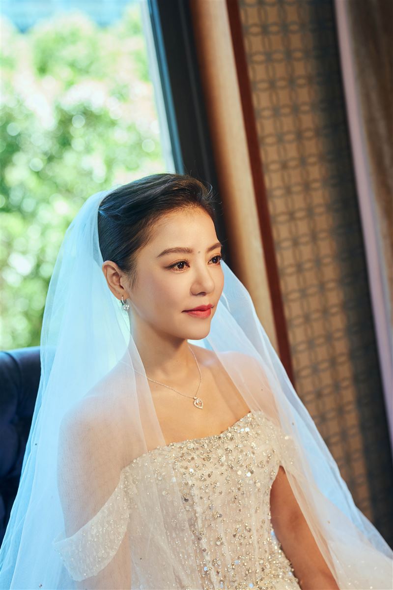 丁噹在〈可以是朋友〉MV披白紗