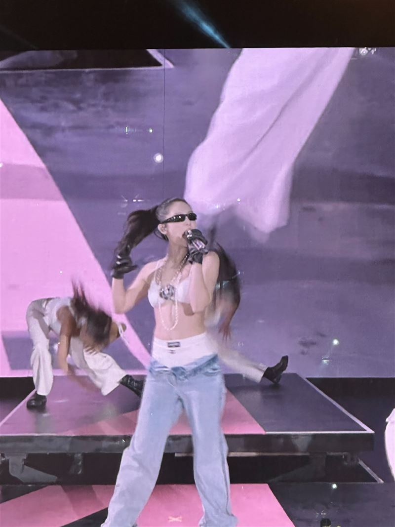 JENNIE脱掉外套,性感演出