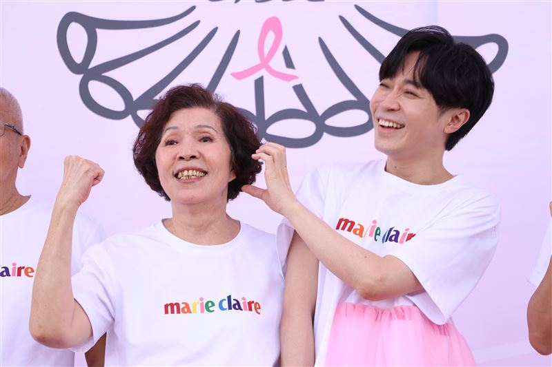 吳青峰與母親在裙襬澎澎RUN現場