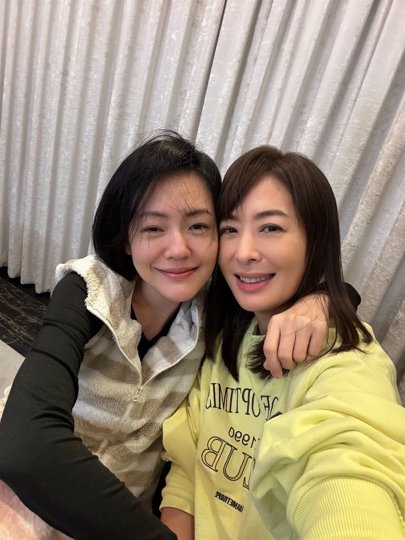 賈永婕上傳與小S合照