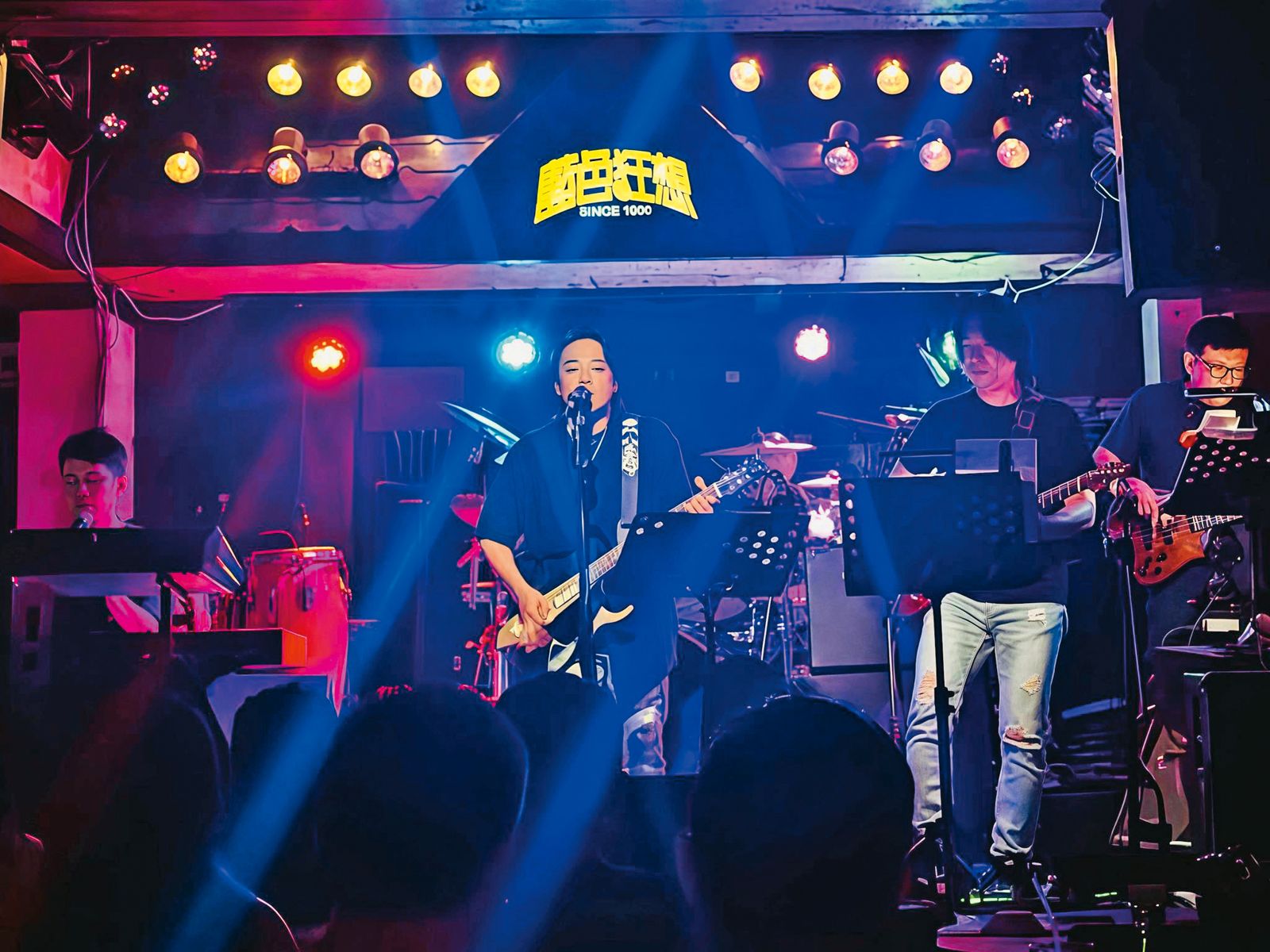 賴銘偉駐唱時與樂隊合影