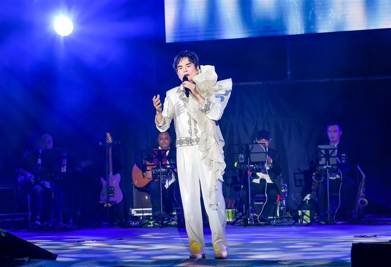 李明洋演唱結束後休息照片