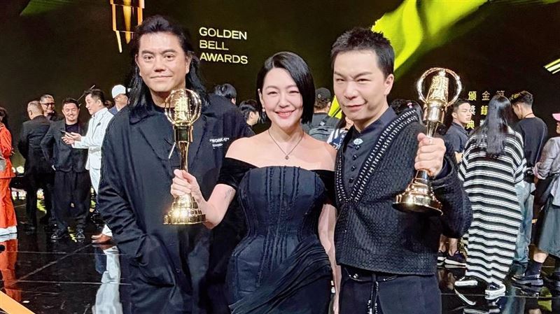 小S與派翠克奪獎照