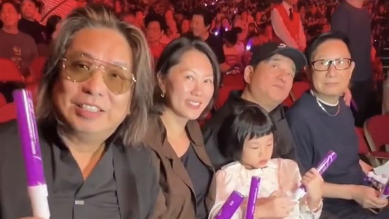 呂方與家人現身杜德偈演唱會的合照