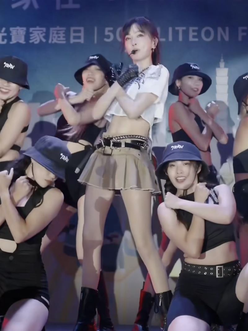 謝金燕舞台表演片段