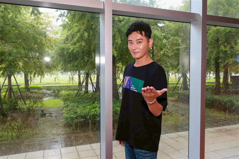 陳冠霖在新劇中扮演媽祖化身的旅社老闆