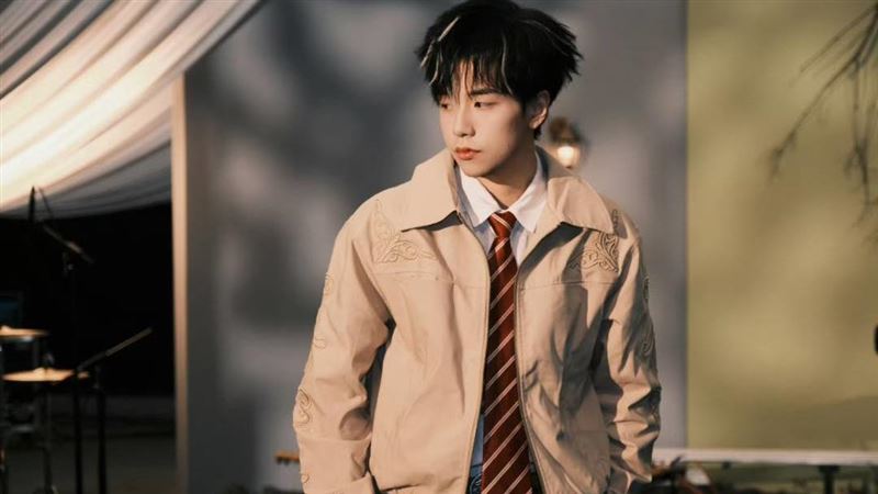 吴嘉轩与女友登记结婚的画面