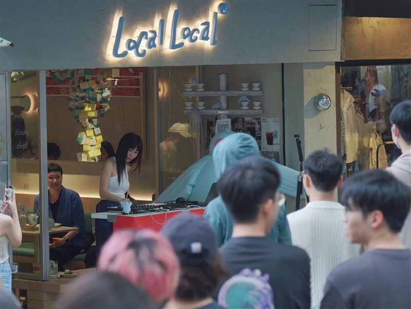 白安化身DJ路邊播歌