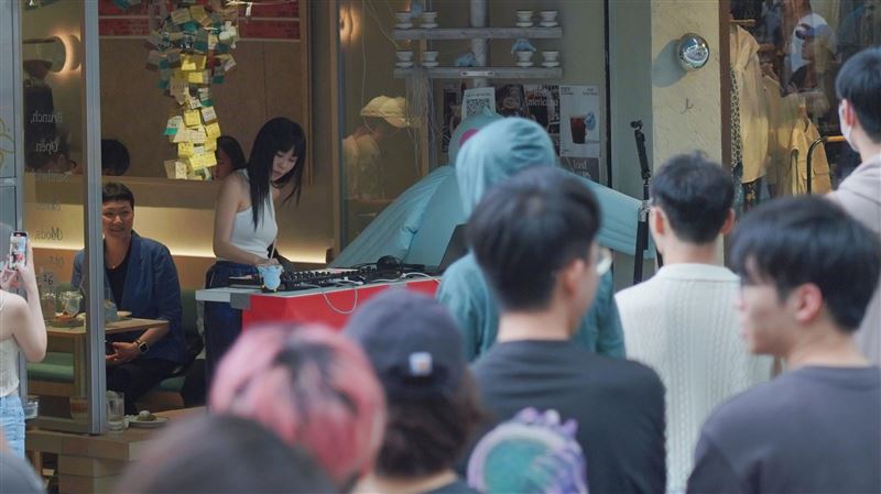 白安DJ現身台北街頭