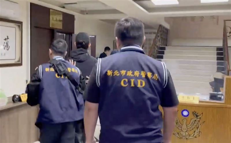 修杰楷遭拘提至警局(翻攝畫面)