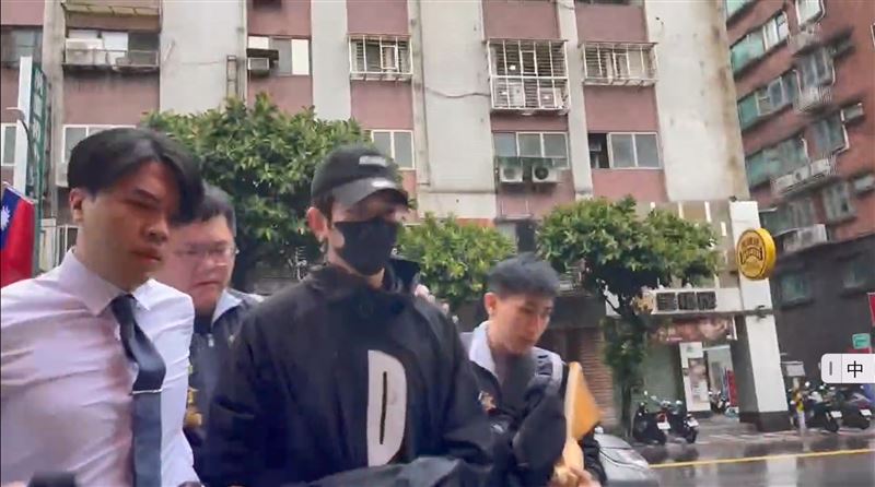 修杰楷被拘提至警局现场