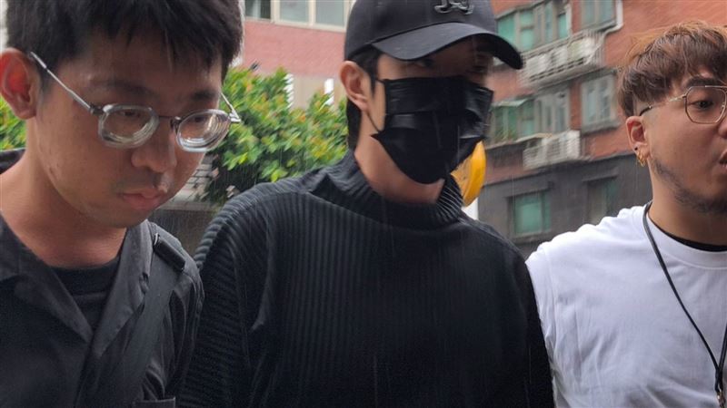 「棒棒堂」小杰(廖允杰)也已被拘提到案。