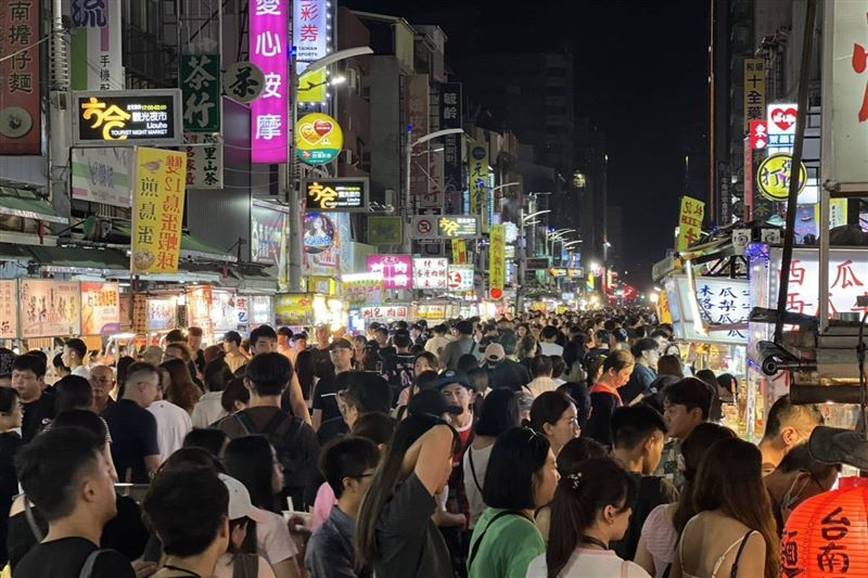 BLACKPINK演唱會現場旗幟與觀眾