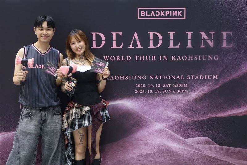 捷運左營站粉紅打卡牆