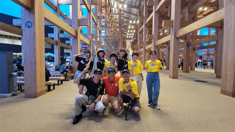 坤達與吳宗憲等人同台合照，現場氛圍