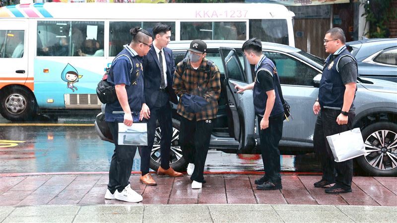 坤達被拘提畫面