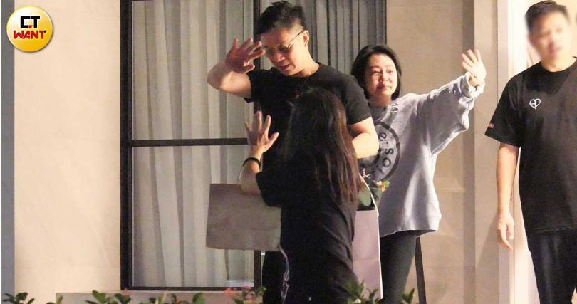 許雅鈞與小S離店道別