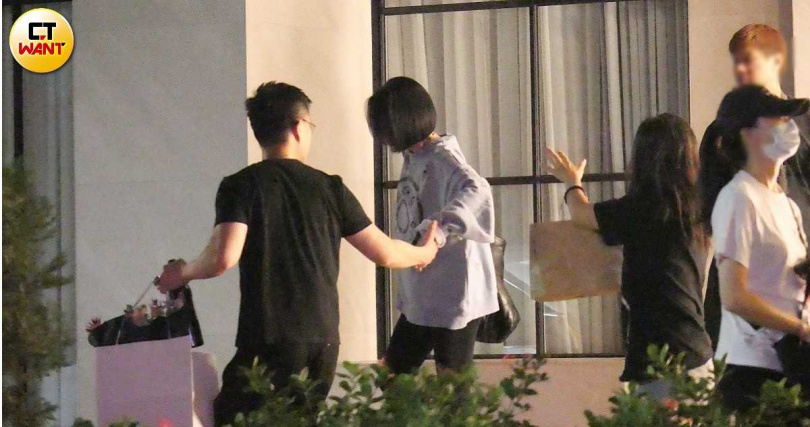 離開餐廳的溫馨瞬間