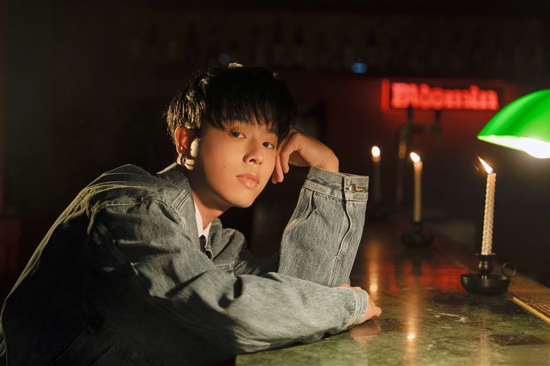 MV中，HowZ饰演调酒师的夜晚场景