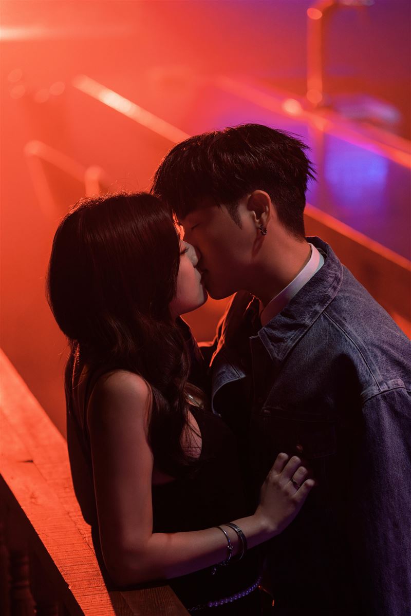 HowZ談及接吻禮儀的花絮