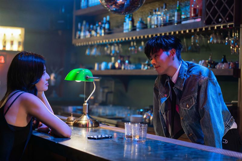 HowZ與女主角對視場景