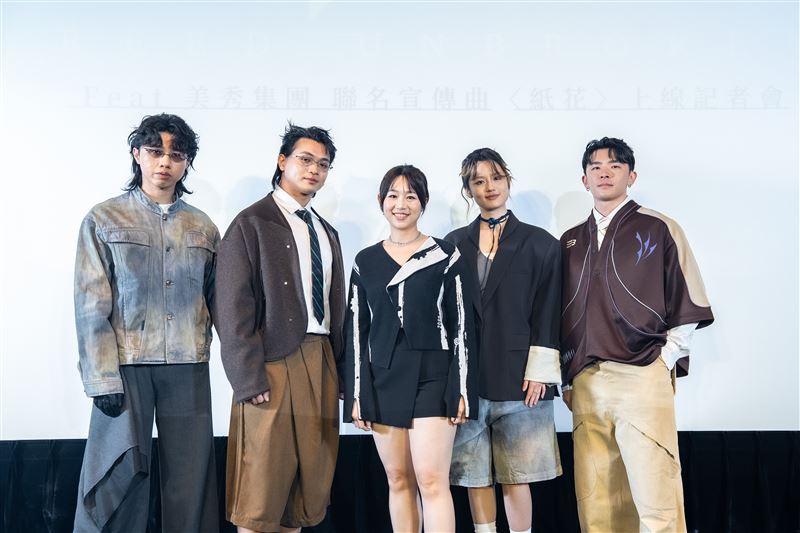 《釧兒》女主角張芳瑜（中）與美秀集團合唱〈紙花〉