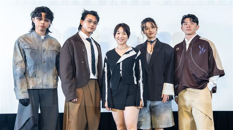 美秀集團與《釧兒》宣傳曲《紙花》合照