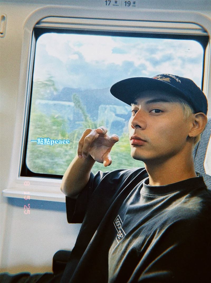 宋宋与各務孝太合照