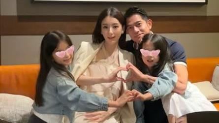 郭富城与方媛及两女儿的合照