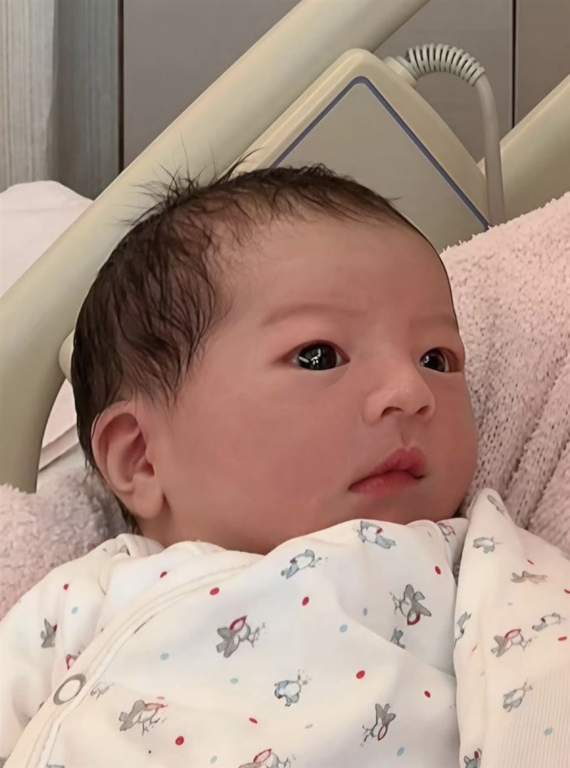 郭富城宣布第三胎诞生的正面照