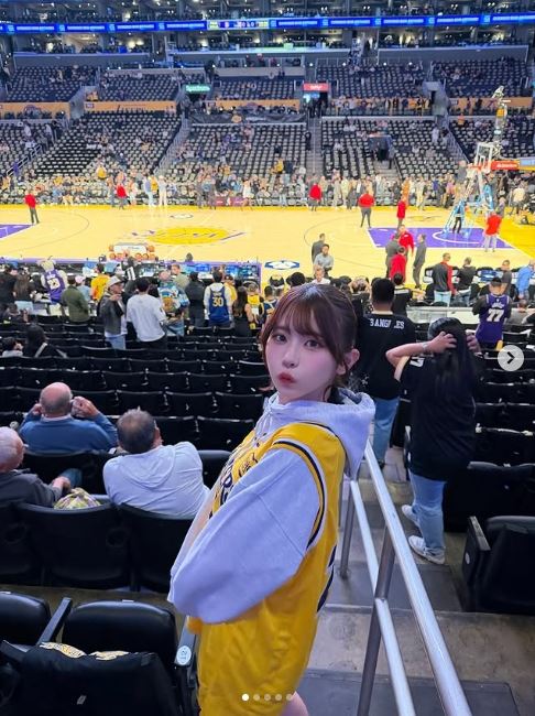 葵伊吹在美国洛杉矶穿湖人球衣观战
