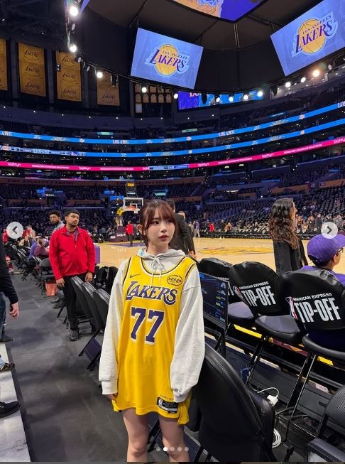葵伊吹身穿湖人球衣的现场照